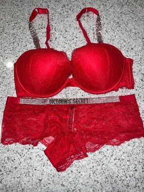 VS Rhinestone Shine Lace Set
Strap Bra and Cheeky